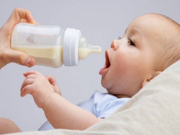 Bí quyết pha sữa bột cho bé đúng cách